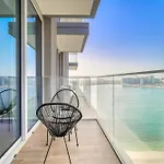 Chic 2Br With Iconic Dubai Eye And Palm Views
