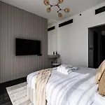 Dream Stay With Dubai Skyline & Burj View From Balcony