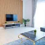 La Vie Beach Front Jbr Apartment By Happy Season