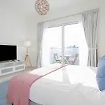 Elegant Studio With Canal Views In Business Bay