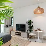 Modern And Cozy Studio At Seven Palm Prime Location