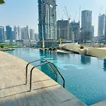 Stunning Studio With Infinity Pool , Canal View , Gym & Free Parking