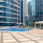 Blue Breeze - Chic Marina Retreat With Balcony And Canal Views