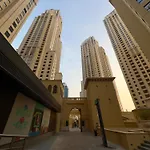 Aesthetic Beach Apartment , Sleeps 6, Pool, Gym & Waterfront Views