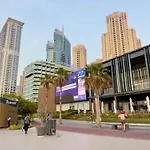 Aesthetic Beach Apartment , Sleeps 6, Pool, Gym & Waterfront Views