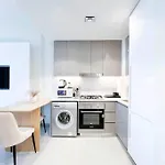 Elegant 1Br With Balcony In Azizi Riviera