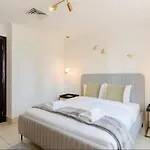 Aws Holiday Homes - Charming Stay In Downtown
