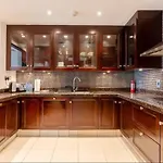 Aws Holiday Homes - Charming Stay In Downtown