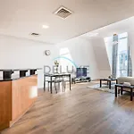 Urban Getaway 1Br At Mog 207, Al Furjan By Deluxe Holiday Homes