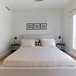 Stylish Apartment With Direct Access Marina Walk & Beach Sleeps4