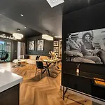 Glamorous Full Fountain View High Floor 4 Bedroom Apt