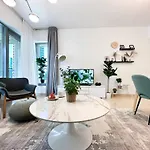 Trophy - 29 Boulevard Tower Downtown Suite