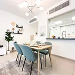 Trophy - 29 Boulevard Tower Downtown Suite