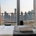 Chic & Luxurious Apartment With Burj Khalifa View