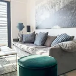 Tastefully Decorated 1 Bedroom In Jvc