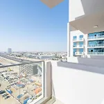 Primestay - Stylish Studio Apartment In Azizi Aura, Dubai