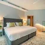 Iconic 1Bedroom Duplex With Skyline Views Near Downtown Dubai & Burj Khalifa