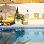Beachside Escape 2 Min To Shore, Shared Pool & Burj Khalifa View!