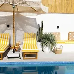 Beachside Escape 2 Min To Shore, Shared Pool & Burj Khalifa View!