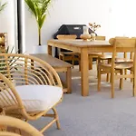 Beachside Escape 2 Min To Shore, Shared Pool & Burj Khalifa View!