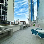 Higuests - Stylish 1Br Retreat With Modern Interiors In Dubai