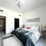 Luxury Jumeirah Canal Front Designer Stay Sleeps4
