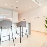 Exclusive Offer Cozy Stay With Burj Khalifa Views By Deluxe Holiday Homes