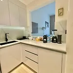 Chic 1Br Apt In Jvc With Free Use Of Pool And Gym