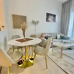 Chic 1Br Apt In Jvc With Free Use Of Pool And Gym