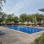 Bright And Airy 2Br, Family-Friendly With Pool And Gym