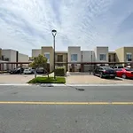 Bright And Airy 2Br, Family-Friendly With Pool And Gym