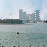 Beachfront Bliss, 1Br With Royal Atlantis & Palm Views