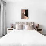 Prime Downtown Burj Khalifa I Sleeps 8
