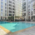 Vayk - Stylish 1 Bd Getaway In Dubai Creek Harbour