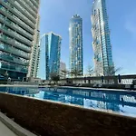 Deluxe 1-Bedroom Apartment With Pool, 5 Minutes From Dubai Mall & Burj Khalifa
