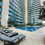 Deluxe 1-Bedroom Apartment With Pool, 5 Minutes From Dubai Mall & Burj Khalifa