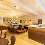 A C Pearl Holiday Homes - Stylish 1 Bedroom Apartment