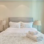 Luton Vacation Homes - The Marina Torch - Sea View - 64Ab07