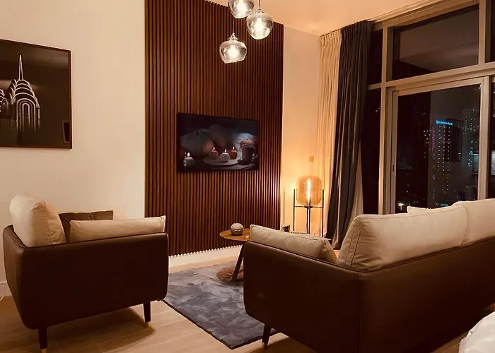 Luxury Apartment On The Metro Facing Dubai Marina