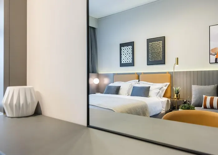Superb Canal View Studio - Grandeur Holiday Homes