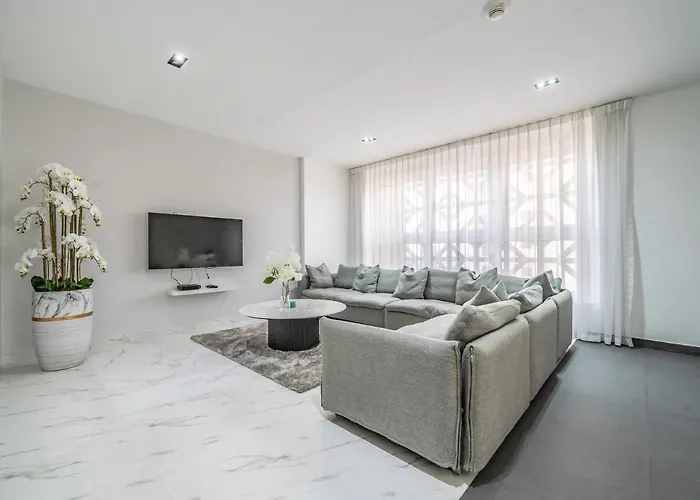 Luxury Waterfront Apartment With Beach Access