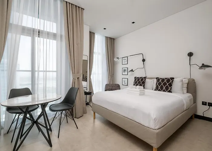 Studio Revved Up In 15 Northside With Pool And Gym