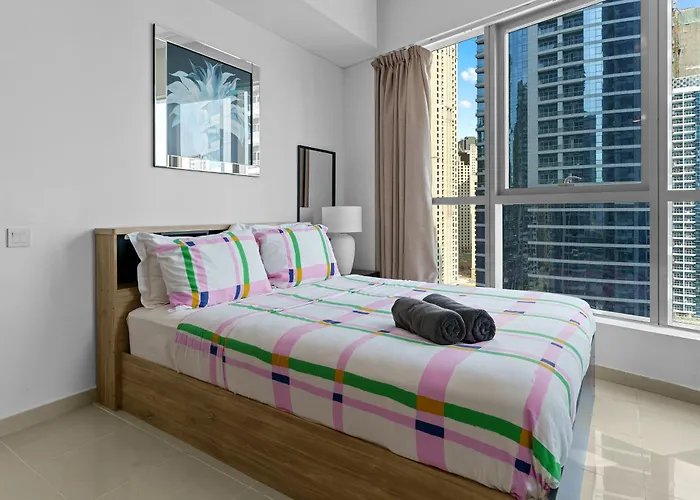 Cozy Marina View Apartment With Modern Gym & Pool, Steps To Beach & Metro