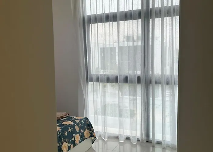 Females Only - Private Room With Work Desk And Attached Bathroom In Villa