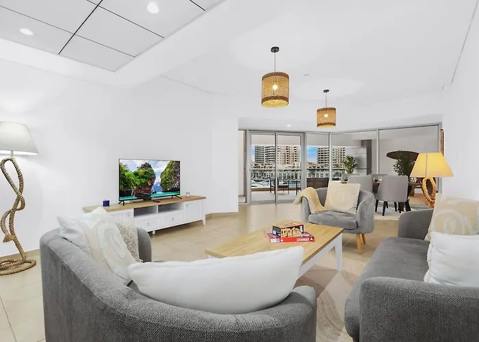 First Class 1Br Inviting Marina Views