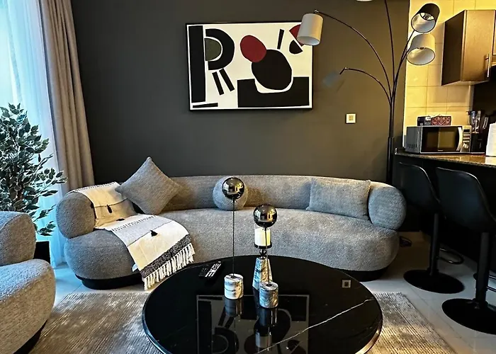 Modern One-Bedroom In Heart Of Marina