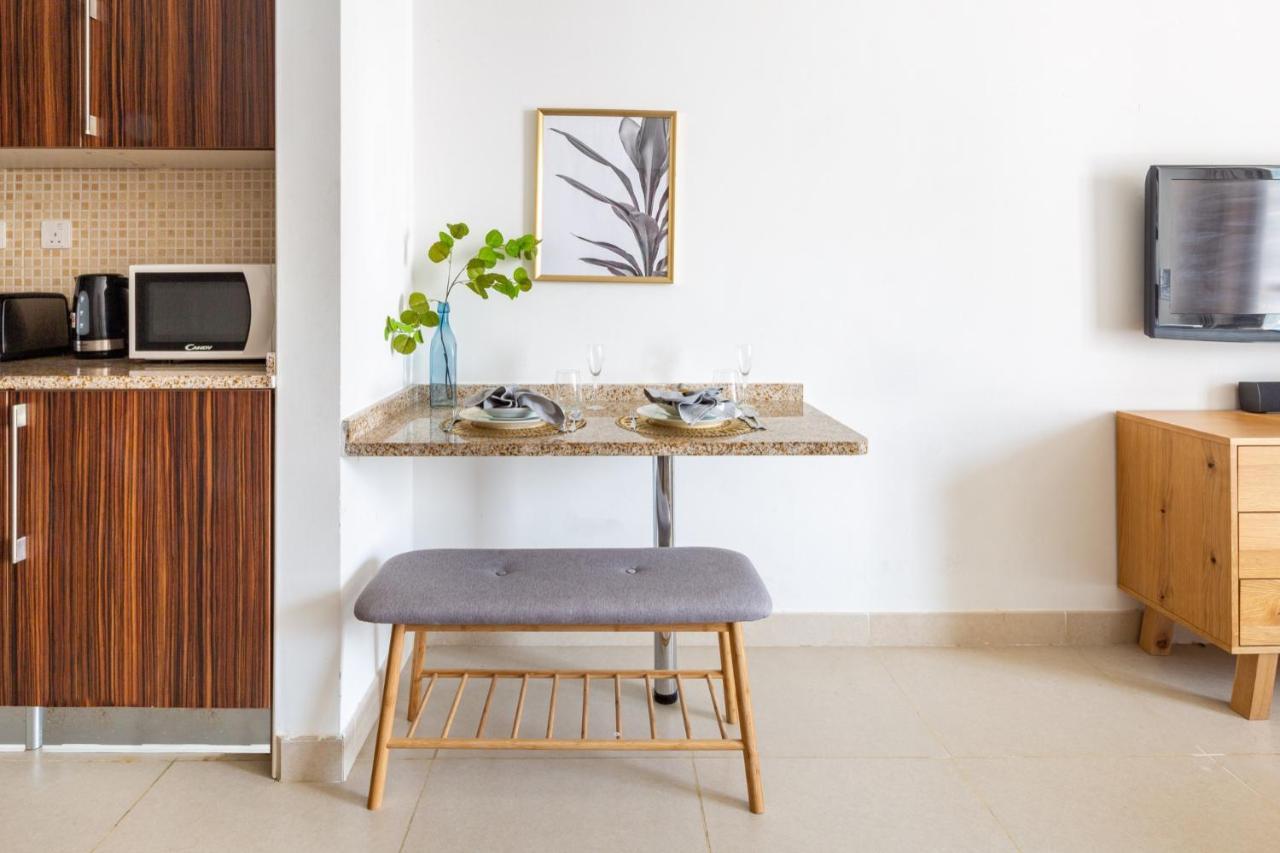 Frank Porter - Goldcrest Executive Apartment Dubai