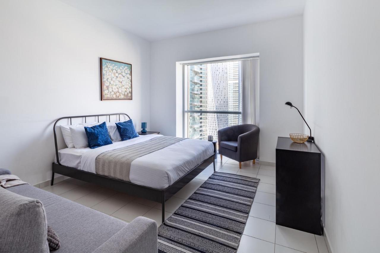 Frank Porter - Marina Tower Apartment *