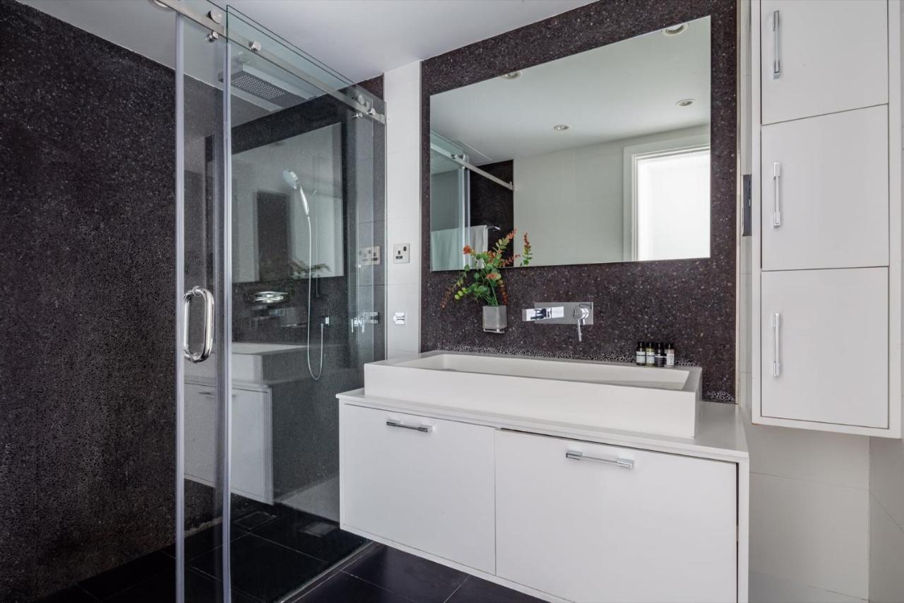 Frank Porter - Damac Waves Apartment Dubai