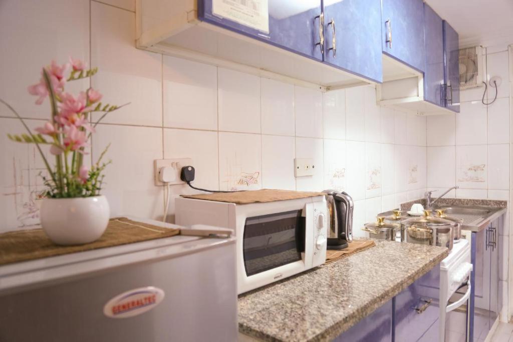 Al Muraqabath Apartment *